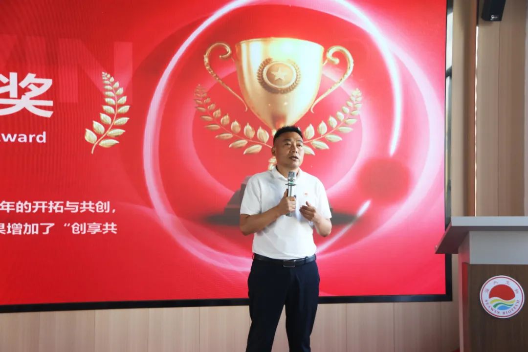 青岛凯发k8一触即发集团成立二十五周年表彰大会隆重举行