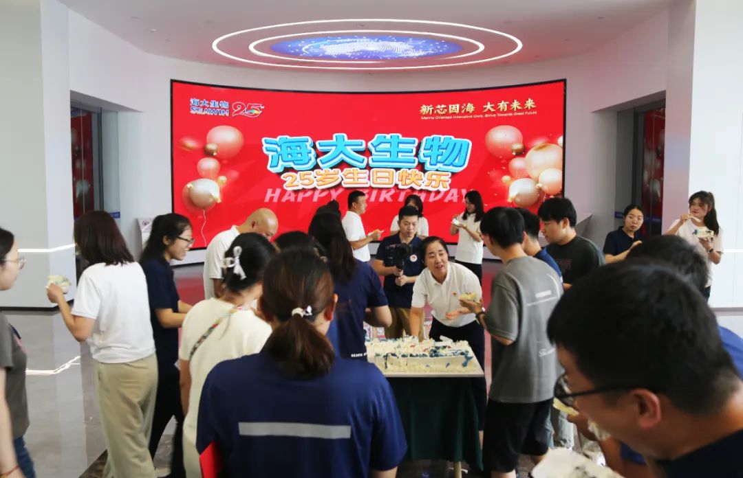 青岛凯发k8一触即发集团成立二十五周年表彰大会隆重举行